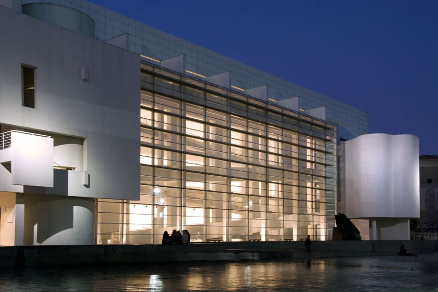 Caroljobe - Arquitectura creativa Barcelona edificio Macba (Museo de arte contemporáneo de Barcelona) noche